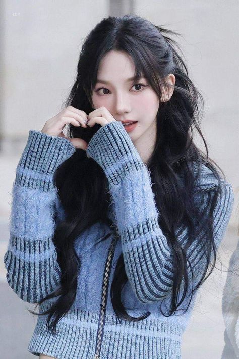 Kpop Black Hair, Karina Blue, Aespa Kpop, True Winter, Suwon, Aespa Karina, Karina Aespa, Radio Show, Ginger Hair