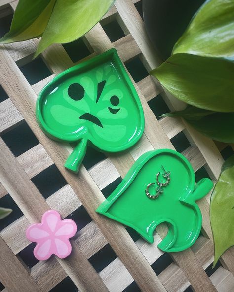 Flower Trinket Dish Clay, Clay Flower Dish, Nerdy Clay Projects, Diy Air Dry Clay Earrings, Air Dry Clay Trinket Dishes Diy, Animal Crossing Clay Ideas, Zelda Clay Ideas, Clay Creation Ideas, Dry Air Clay Ideas