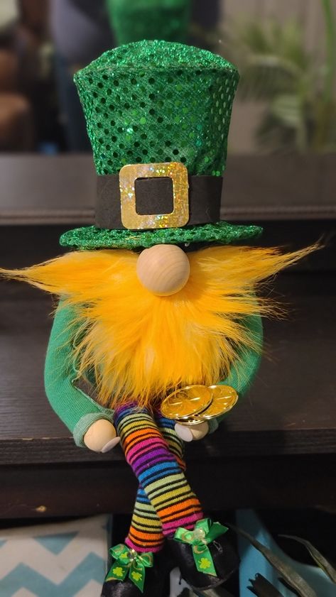 Bingo Crafts, Diy Leprechaun, Stuffed Gnomes, Gnome Decor, St Pats, Diy Gnomes, Gnomes Crafts, St Pattys, Tutorial Diy