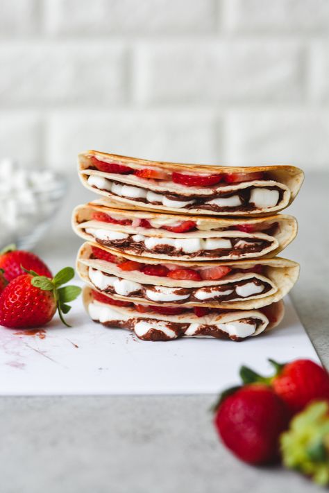 Deserts With Strawberries, Dessert Wraps, Strawberry Roll Ups, Tortilla Dessert, Fruit Wraps, Air Fryer Recipes Dessert, Strawberry Nutella, Low Fat Desserts, Nutella Desserts