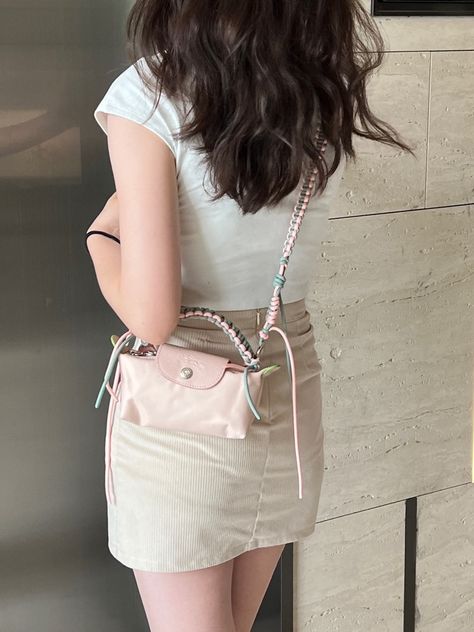 The weaving shoulder strap is really beautiful.The color is also very matched with my longchamp pink bag. Pink Shoulder Bag Outfit, Pink Longchamp Bag, Longchamp Bag Outfit, Sling Bag Outfit, Longchamp Backpack, Shoulder Bag Outfit, Dream Bag, Longchamp Bag, Luxury Bags Collection