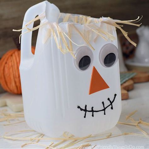 Milk Gallon Halloween Crafts, Milk Jug Scarecrow Head, Milk Carton Halloween Crafts, Milk Jug Pumpkins, Milk Jug Halloween Decor, Halloween Candy Easy, Milk Jug Halloween, Mason Jar Fall Crafts, Fall Crafts For Seniors