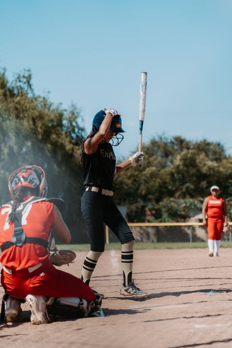 softball | at bat | photography | professional pictures | videoography | softball hair ideas | softball pictures | helmet | bat | photo opp | filter | hit | sport picture Softball Photography Action, Softball Hair Ideas, Softball Action Shots, Softball Aesthetic Pictures, Before Shower Workout, Preppy Softball, Bat Photography, Softball Pictures Poses, Softball Aesthetic