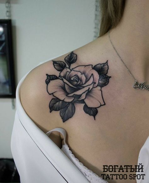 Rose Tattoo Black, Wörter Tattoos, Black Rose Tattoos, Tattoos For Women Half Sleeve, Flower Tattoo Shoulder, Rosen Tattoo, Shoulder Tattoos For Women, Rose Tattoo Design, Tattoo Feminina