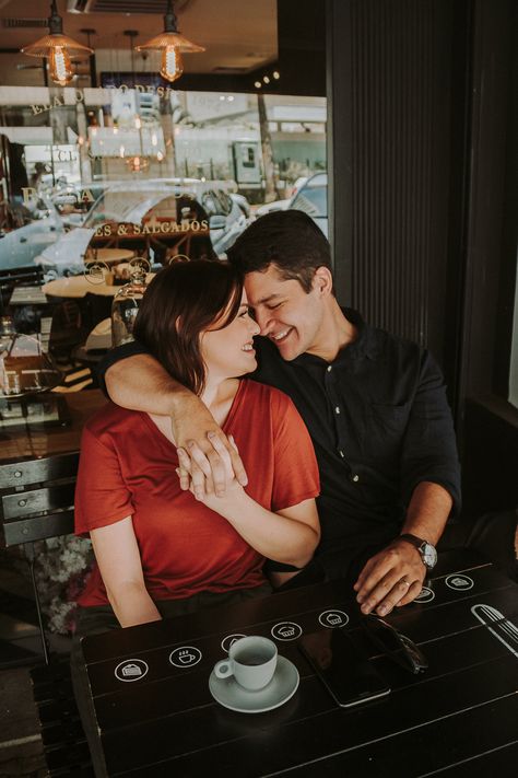 Cafe Couple Photoshoot Ideas, Cafe Couple Poses, Couple Poses In Cafe, Couple In Cafe Aesthetic, Restaurant Couple Photos, Cafe Shoot, Cafe Poses, Couple Snaps, Brazil Photos