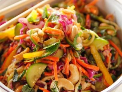 Lighter Asian Noodle Salad Recipe. Could add chicken for protein #healthyrecipe #quick Asian Noodle Salad Recipe, Asian Noodle Salad, Noodle Salad Recipes, Asian Noodle, Keto Lasagna, Desserts Keto, Asian Salad, Pioneer Woman Recipes, Asian Noodles