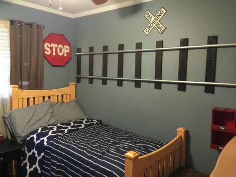 Train room. DIY train track Train Theme Bedroom, Train Bedroom Decor, Boys Train Room, Train Room Decor, Train Bedroom, Diy Train, Boy Room Themes, Theme Bedrooms, Kids Bedroom Boys