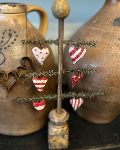 Primitive Valentine Crafts, Spring Primitives, Diy Valentine Decor, Valentine Decor Ideas, Primitive Valentine Decor, Rustic Valentine Decor, Primitive Decorations, Primitive Valentine, Saint Valentin Diy