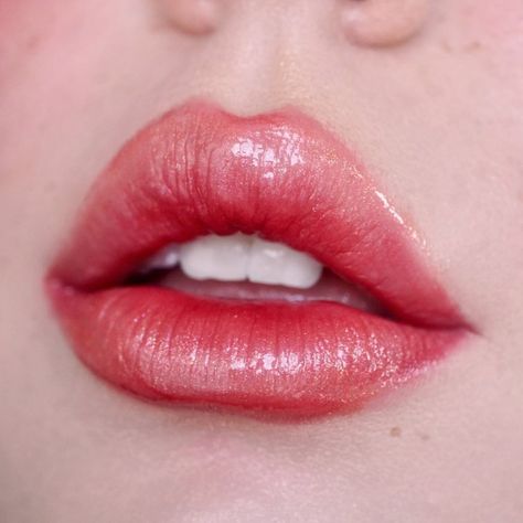 Sophia Claire’s Instagram profile post: “Another smudgy lip, but in rust. Also, my secret to a very plump pout is overlining JUST in center of the lip — over the Cupid’s bow and…” Bow Lips, Cupids Bow Lips, Makeup Pigments, Beauty Habits, Bottom Lip, Diy Clothes And Shoes, Cupids Bow, Elegant Makeup, Hot Lips