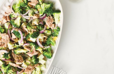 Tuna & Broccoli Salad—Delicious weekday dinner that come together in a flash. Tuna Broccoli, Salad Broccoli, Weekday Dinner, Skewer Recipes, Fun Lunch, Recipes Appetizers And Snacks, Easy Lunch Recipes, Broccoli Salad, Picnic Foods