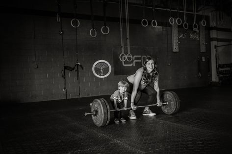 Crossfit Studio, Unique Maternity Photos, Gym Photo, Gym Photoshoot, Studio Maternity Photos, Maternity Photography Couples, Gym Pictures, Unique Workouts, Maternity Photo Shoot