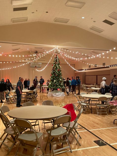 Mormon Christmas Party, Christian School Christmas Party Ideas, Community Holiday Event Ideas, Church Christmas Dinner Decorations, Christmas Assembly Ideas, Christmas Banquet Themes, Winter Concert Decorations, Christmas Banquet Ideas, Ward Christmas Party Decorations