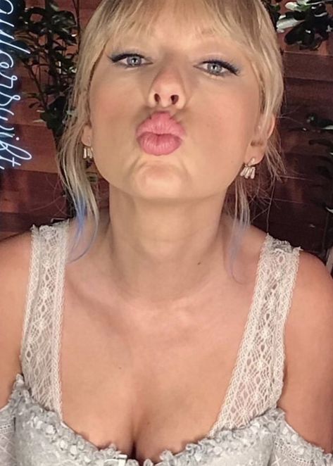 Taylor Swift Kiss Taylor Swift Kiss, Taylor Swift Now, Sugar Mommy, Kiss Face, Kissy Face, The Ellen Show, My Baby Girl, Taylor Swift Red, Taylor Swift 1989