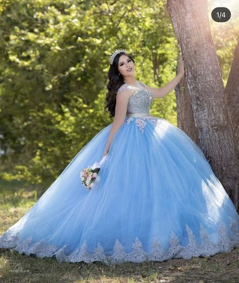 Quincenera And Her Court, Pre Quince Photoshoot Ideas, Quinceanera Poses Photo Shoots, Quince Picture Ideas, Winter Quinceanera, Quinceañera Photoshoot Ideas, Quince Photoshoot Ideas, Quince Pictures, Princess Photo Shoot