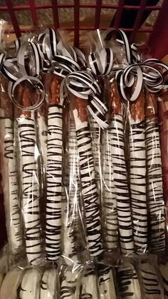 Dyi Flowers, Animal Snacks, Zebra Birthday, Wild Birthday Party, White Choc, Baby Shower Treats, Pretzel Rods, Jungle Baby Shower, Jungle Baby