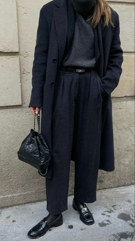 Perfect black coat for fall 2023 #blackcoat #fallcoat #coatforfall #falloutfitideas #falloutfits2023 #falloutfit #coatsforwomen #coats #blackcoat Grandpa Fashion, Outfit Minimalista, Christmas Outfit Ideas, Chic Winter Outfits, Monochrome Outfit, Mode Ootd, Winter Trends, Modieuze Outfits, Elegantes Outfit