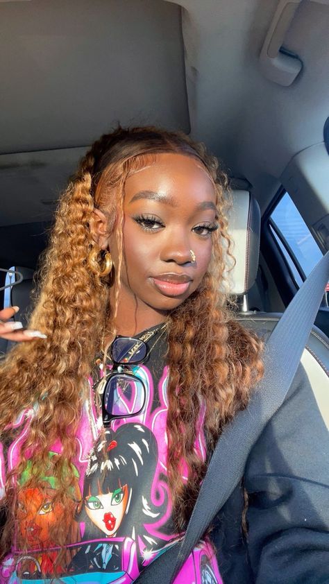 Honey Blonde On Dark Skin, Dark Skin Girl, Dark Skin Blonde Hair, Honey Blonde Hair, Strawberry Blonde Hair, Dark Skin Makeup, Strawberry Blonde, Honey Blonde, Hair Dye