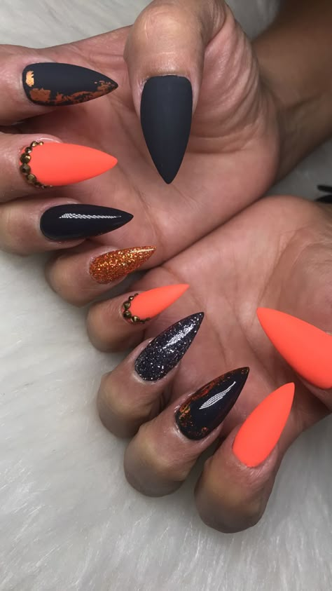 September Almond Nails Designs, Short Stilleto Halloween Nails, Short Halloween Gel Nails, Stiletto Fall Nails Designs, Vernis Halloween, Halloween Stilleto Nails, Fall Stilleto Nails, Darker Nails, Orange And Black Nail Designs