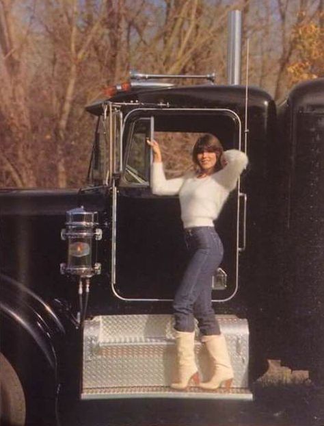 Hello late 70's! Feathered hair, knee boots, designer jeans & black Kenworth W-900! Female Trucks, Girl Trucker, Custom Big Rigs, Road Train, Antique Trucks, Peterbilt Trucks, Big Rig Trucks, Muscle Girls, Hot Rods Cars