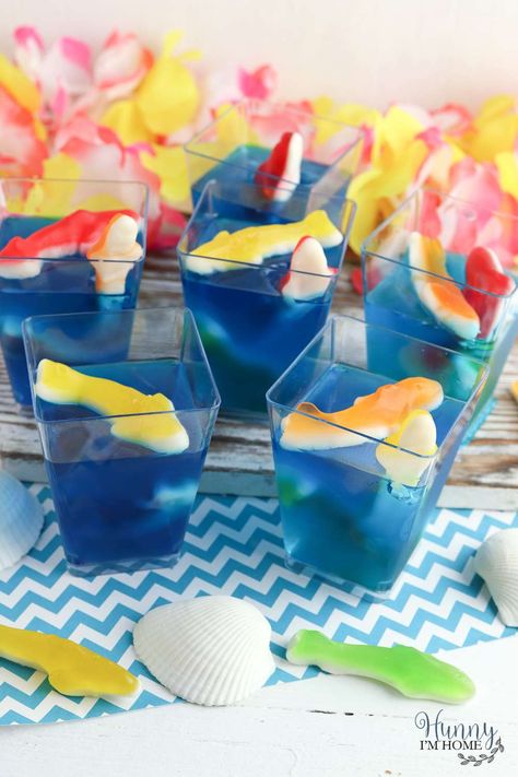 Easy Shark Jello Cups for a Birthday Party Shark Jello Cups, Shark Jello, Summer Party Food Ideas, Shark Party Ideas, Summer Party Food, Shark Snacks, Beach Party Food, Gummy Snacks, Jello Cups