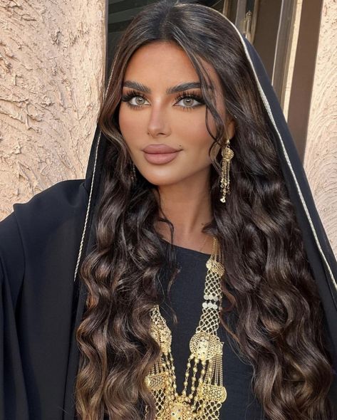 Saudi Hairstyles, Arabian Hairstyle, Saudi Makeup, Arabic Lifestyle, Saudi Arabian Women, Makeup Arab, Arabic Hairstyles, Arabian Look, Arab Makeup