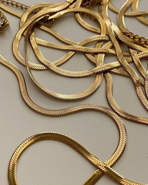 SERPENT CHAIN ✨💌❤️🤍 The og best seller of our store.Effortless,statement and all time classic!!! Don’t sleep on this girlssss grab your staple jewelry piece nowww Shop via link in bio at discount currently !! #smallbusiness #smallbusinessowner #smallbusinesssupport #smallbusinesssaturday #indian #goldplatedjewellery #goldplatedjewelry #waterproofjewelry Cartier Jewelry Necklace, Vintage Chain Necklace, Jewellery Photography Inspiration, Jewelry Product Shots, Jewelry Photography Styling, Jewelry Photoshoot, Herringbone Necklace, Antique Gold Jewelry, Snake Necklace