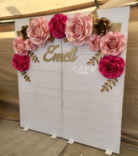 Blanca on Instagram: “💖✨lovely PAPER FLOWER BACKDROP for special Quinceaños ✨✨ custom name made by @claudias_creations_ #paperflowers #paperflowerdecor…” Flower Backdrop Wedding, Flowers Birthday, Paper Flower Decor, Flowers Ideas, Paper Flower Backdrop, Paper Flower Wall, Giant Paper Flowers, Giant Flowers, Trendy Flowers