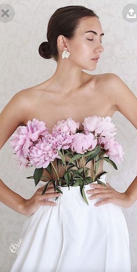 Arranging Flowers, Studio Photography Fashion, Photography Advice, Flower Photoshoot, Photoshoot Portrait, Studio Photography Poses, Nature Photoshoot, Glam Photoshoot, Self Portrait Photography