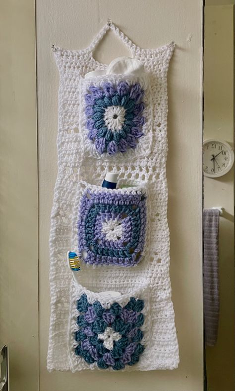 Granny Square Wall Hanging, Gift Rap, Wall Pocket Organizer, Crochet Bathroom, Granny Square Projects, Crochet Organizer, Spring Crochet, Crochet Decor, Crochet Storage