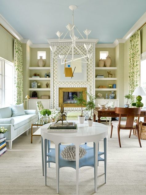 Showhouse Designer Tricks For Every Room - Chairish Blog Palm Beach Living Room, Amy Berry, Beach Living Room, Modern Home Interior Design, Traditional Interior Design, Modern Houses Interior, Beach Living, Elegant Home Decor, Contemporary Interior Design