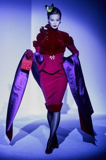 Mugler Haute Couture Automne-Hiver 1995-1996 - Défilés | Vogue Paris French Fashion Designers, Couture Mode, Thierry Mugler, Glam Rock, Dark Fashion, 2000s Fashion, Vogue Paris, Couture Collection, French Fashion