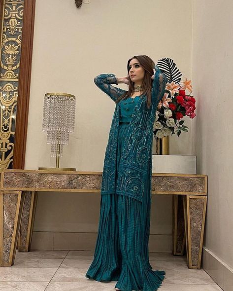 Garara Suit, Crush Fabric, Kurtis Pakistani, Dress Design Pakistani, Brides Sister, Pakistani Women Dresses, Latest Dress Design, Pakistani Wedding Outfits, Stylish Short Dresses