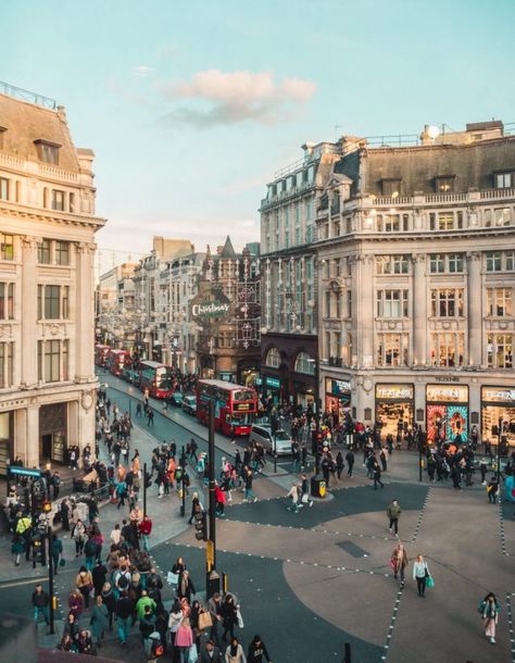 Looking for the most instagrammable places in London? Don't miss Oxford Street! Bestie Vacation, Cotswolds Villages, Gcse Photography, Oxford Street London, Highgate Cemetery, Places In London, London Vibes, London Dreams, Brick Paving