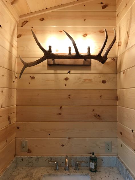 Antler Ideas, Deer Antler Decor, Antler Lights, Antlers Decor, Western Rooms, Antler Crafts, Bath Lighting, Antler Wall, Hunting Room