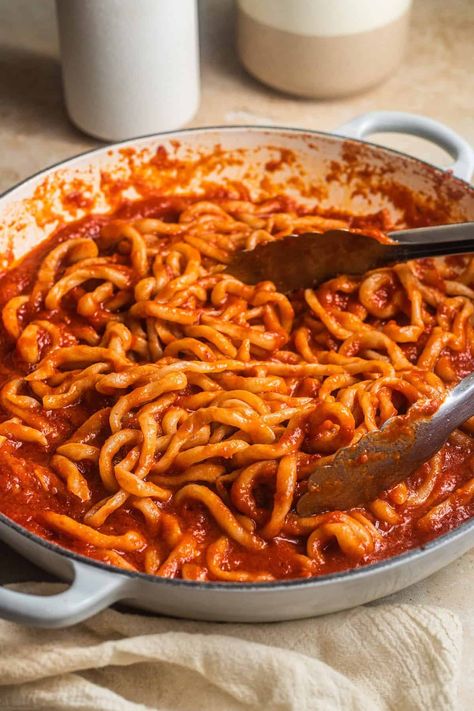 Skillet with pici in a tomato garlic sauce (all'aglione). Tomato Garlic Pasta, Tomato Garlic Sauce, Pizza Vino, Tomato Sauce Pasta, Pici Pasta, Rustic Cooking, Garlic Pasta Sauce, Types Of Pasta, Garlic Spaghetti