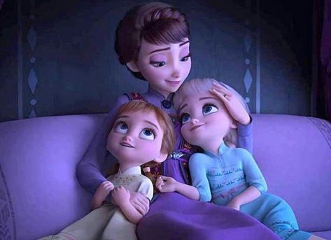 "Cuddle close, scooch in." Frozen Parents, Queen Iduna, Anna Und Elsa, Projek Menjahit, Foto Disney, Image Princesse Disney, Frozen Pictures, All Disney Princesses, 디즈니 캐릭터