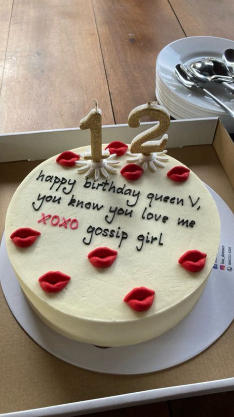 gossip girl cake Hell Is A Teenage Girl Cake, Cakes For 17th Birthday, 13 Cake Birthday Girl, Cake For 15th Birthday Girl, Rom Com Birthday Party, Gossip Girl Birthday Cake, Gossip Girl Themed Birthday Party, Birthday Cake For 13, Aesthetic Birthday Cake Vintage