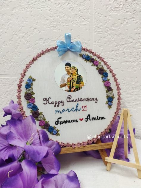 Couple love....💕 Anniversary Embroidery Hoop, Anniversary Embroidery, Work Anniversary, Hoop Embroidery, 1st Anniversary, Happy Wedding, Hoop Art, Happy Anniversary, Embroidery Hoop