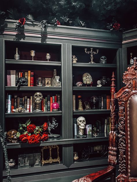 Gothic bookshelf library Gothic Feature Wall, Dark Bookshelf Styling, Gothic Bookshelves, Dark Bookshelves, Gothic Bookcase, Gothic House Decor, Bookshelves Aesthetic, Home Office Dark, Goth Office