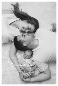 Baby Foto Shoot Ideas, Babygirl Photoshoot Ideas, New Borned Baby Photo, New Baby Photoshoot, Family Photoshoot With Newborn, Family Newborn Pictures, Newborn Family Photoshoot, Newborn Photoshoot Ideas, Newborn Photography Family