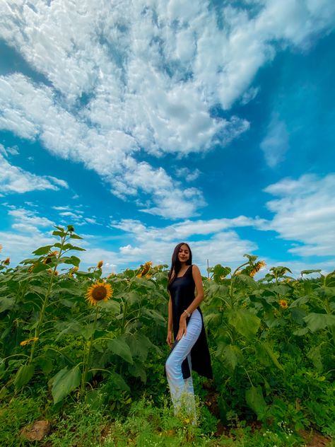 Photoshoot Ideas In Nature, Easy Self Portrait, Self Portrait Ideas, Boyfriend Instagram, Nature Photoshoot, Classy Photography, Portrait Photography Poses, No Face, Sunflower Fields