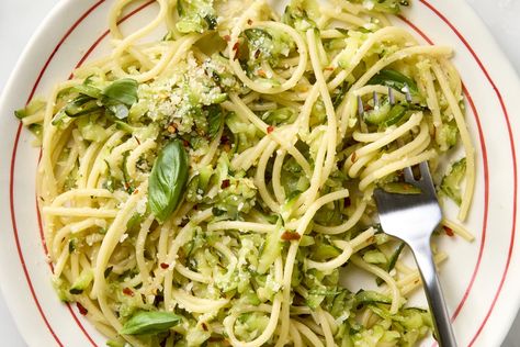 My Magically Creamy Zucchini Pasta Cooks in 15 Minutes — and Doesn't Require a Drop of Cream Zucchini Butter Pasta, Pesto Veggie Pasta, Creamy Zucchini Pasta, Zucchini Butter, Veggie Casseroles, Zucchini Dishes, Creamy Zucchini, Vegetarian Mains, Mediterranean Meals