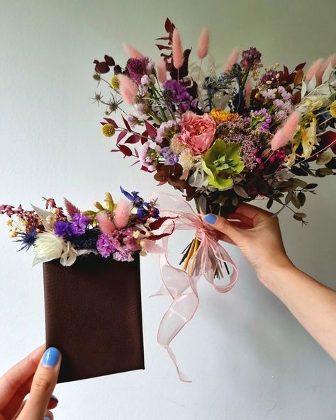 Saying "I Do" in Style with Dried Flowers! Groom's edition 🤵😎 I personally hope 🤞 flower pocket squares never go out of style! Using this accessory is a breeze compared to dealing with other options. Unlike boutonnieres with their sneaky pins that always get lost somehow. *** ask any wedding professional why they carry extra pins in their pockets on the day 🙊🙉🙈 On top of that, no wilting blooms! Imagine how many times grooms and groomsmen hug during the wedding – this area is the prime susp... Grooms And Groomsmen, Hope Flower, Flower Pocket, Wedding Professional, Pocket Squares, Boutonniere, Pocket Square, Out Of Style, Dried Flowers