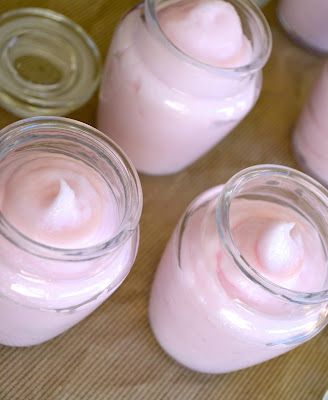 Homemade Hand Cream, Hand Cream Recipe, Diy Hand Cream, Hand Cream Homemade, Homemade Salve, Diy Cream, Body Butters Recipe, Dry Skin Remedies, Dry Winter Skin