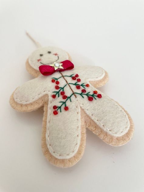 Gingerbread Chocolate, Biscuit Decoration, Diy Felt Christmas Ornaments, Felt Ornaments Patterns, Christmas Gingerbread Man, Ornament Designs, Wool Felt Projects, Felt Crafts Christmas, Felt Crafts Diy