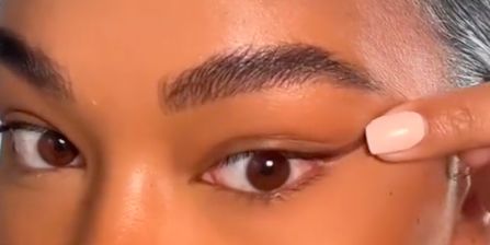 Eyeliner Hacks Tiktok, Finger Eyeliner Hack, Eye Wing Tutorial, Eye Lining, Easy Winged Eyeliner, Winged Eyeliner Tutorial, Tiktok Influencer, Winged Eye, Smokey Eyeliner