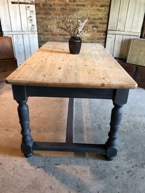 Old farmhouse table upcycled and painted in Annie Sloan graphite www.taylorgreyhome.co.uk Dining Room Table Makeover, Painted Kitchen Tables, Dining Table Makeover, Diy Kitchen Table, Kitchen Table Makeover, Farmhouse Kitchen Tables, Diy Dining, Rustic Farmhouse Kitchen, Table Makeover