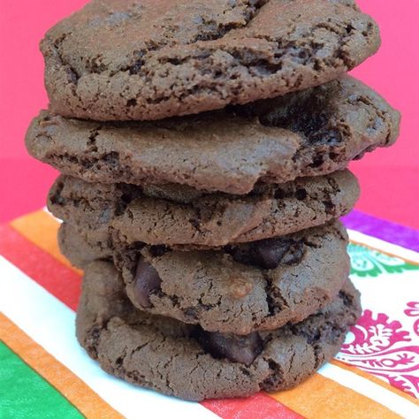 Chocolate Sugar Drop Cookies | "Very easy to make and taste heavenly! The entire house smelled wonderful! A big glass of milk and everyone is happy!" Sugar Drop Cookies, Flourless Chocolate Cookies, Chocolate Drop Cookies, Drop Cookie Recipes, Best Banana Pudding, Easy Dessert Recipes Quick, Double Chocolate Cookies, Quick Easy Desserts, Edible Cookies