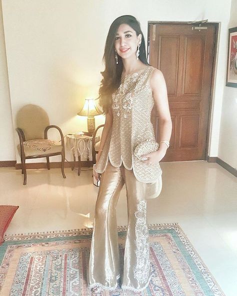 Maham lashari stun in this tends to gold #asifaandnabeel outfit 😻💥 @asifanabeel Short Frocks Design, Bell Bottom Suit, Lawn Dress Design Ideas, Short Frock Design, Pakistan Eid, Eid Dress Design, Eid Dresses For Girl, Lawn Dress Design, Eastern Dresses