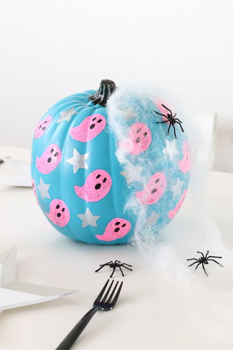 DIY Ghost and Stars Halloween Pumpkin with Michaels Stores Pumkin Decoration, Diy Ghost, Moldes Halloween, Creative Pumpkin Painting, Pumkin Carving, Ghost Diy, Pumpkin Painting Ideas, Blue Pumpkin, Halloween Pumpkin Designs